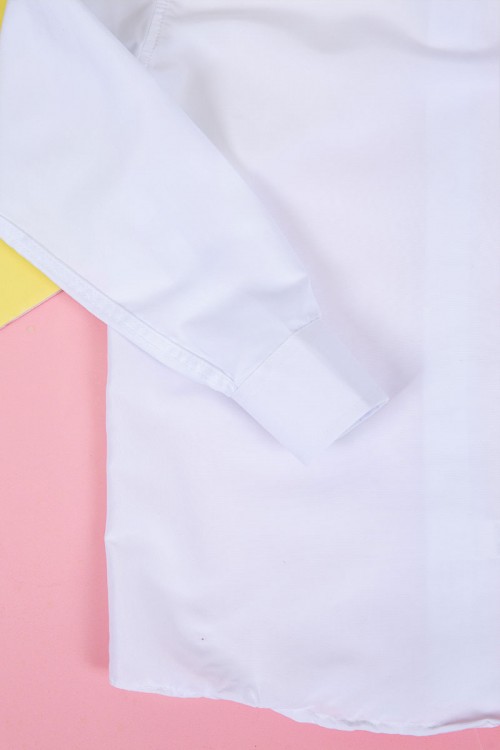 قميص مدرسي لون أبيض بياقة مطوية و بأزرار من الأمام و الأكمام