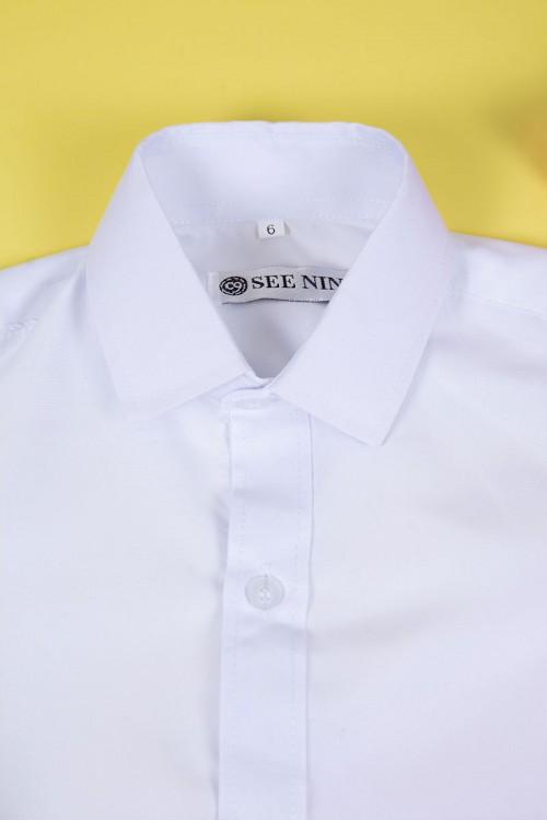 قميص مدرسي لون أبيض بياقة مطوية و بأزرار من الأمام و الأكمام