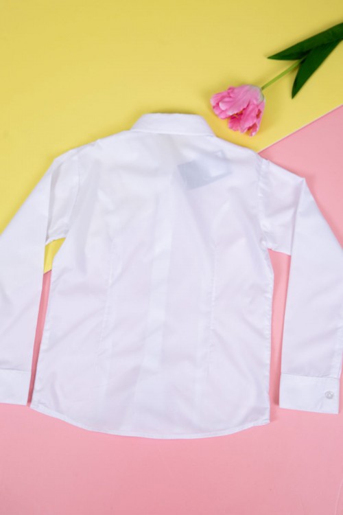 قميص مدرسي لون أبيض بياقة مطوية و بأزرار من الأمام و الأكمام