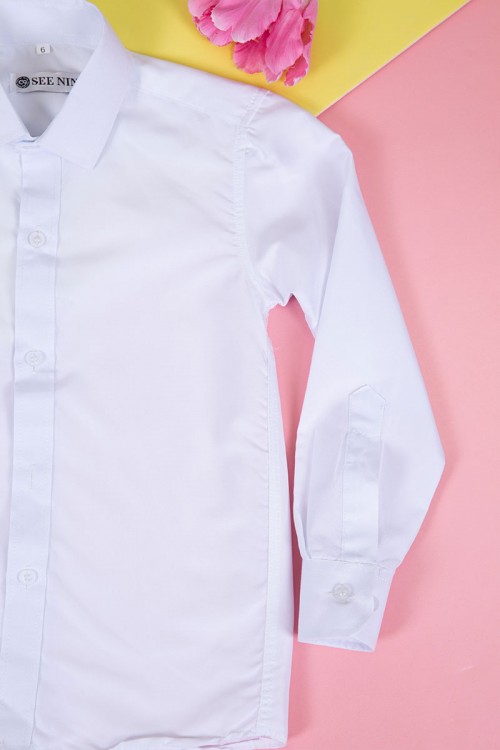 قميص مدرسي لون أبيض بياقة مطوية و بأزرار من الأمام و الأكمام