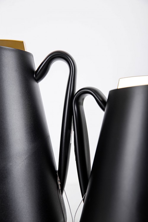 طقم 2 ترامس للقهوة و الشاي لون أسود بغطاء باللون الذهبي حافظ للحرارة و البرودة بسعة 1.5 لتر