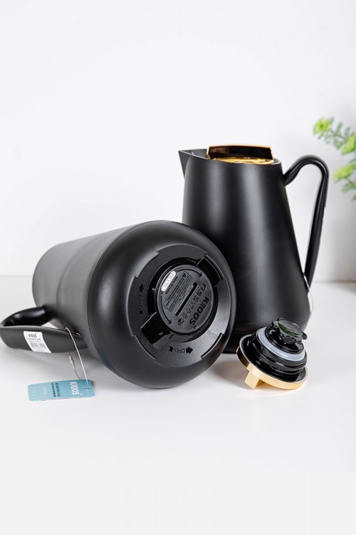 طقم 2 ترامس للقهوة و الشاي لون أسود بغطاء باللون الذهبي حافظ للحرارة و البرودة بسعة 1.5 لتر