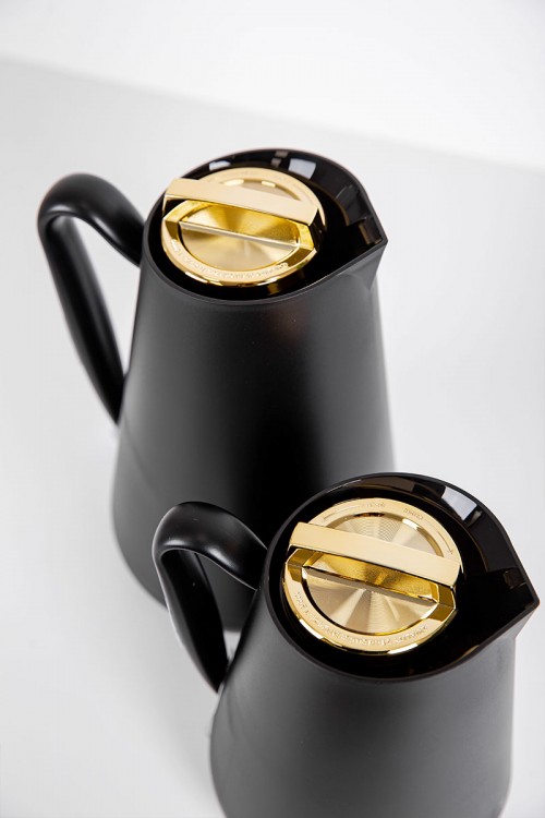 طقم 2 ترامس للقهوة و الشاي لون أسود بغطاء باللون الذهبي حافظ للحرارة و البرودة بسعة 1.5 لتر