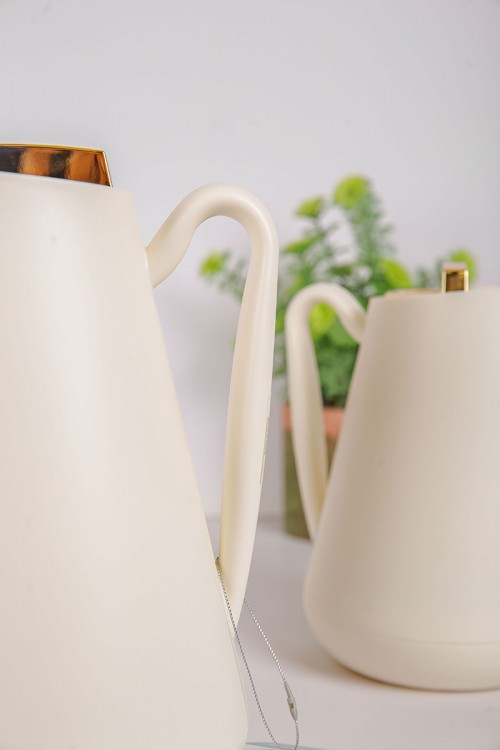 طقم 2 ترامس للقهوة و الشاي لون اوف وايت بغطاء باللون الذهبي حافظ للحرارة و البرودة بسعة 1.5 لتر