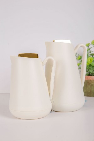 طقم 2 ترامس للقهوة و الشاي لون اوف وايت بغطاء باللون الذهبي حافظ للحرارة و البرودة بسعة 1.5 لتر