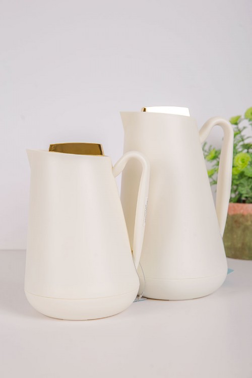 طقم 2 ترامس للقهوة و الشاي لون اوف وايت بغطاء باللون الذهبي حافظ للحرارة و البرودة بسعة 1.5 لتر