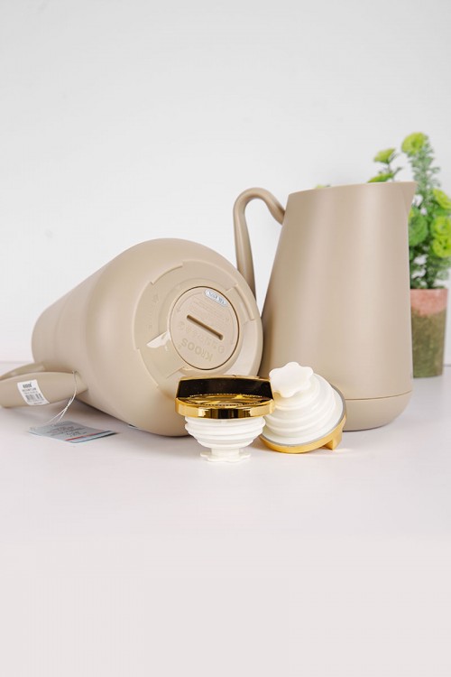 طقم 2 ترامس للقهوة و الشاي لون بيج غامق بغطاء باللون الذهبي حافظ للحرارة و البرودة بسعة 1.5 لتر