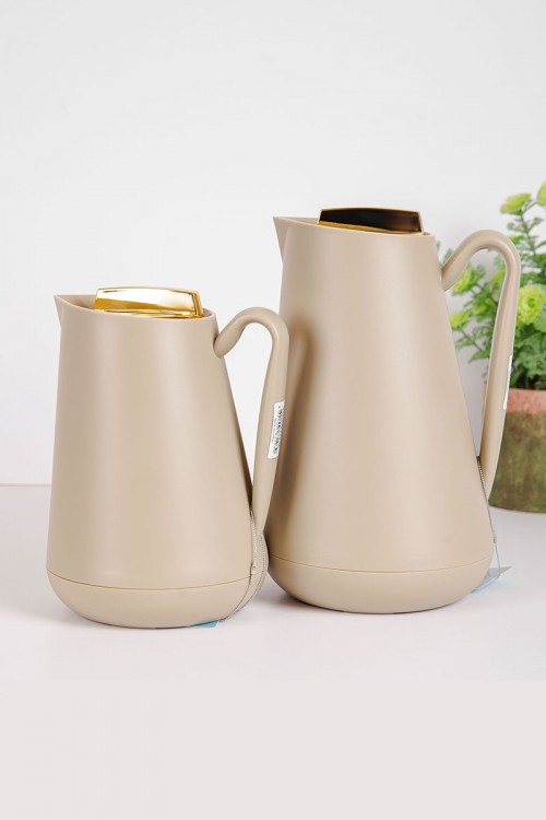 طقم 2 ترامس للقهوة و الشاي لون بيج غامق بغطاء باللون الذهبي حافظ للحرارة و البرودة بسعة 1.5 لتر