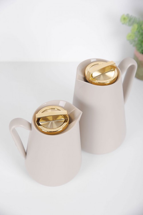 طقم 2 ترامس للقهوة و الشاي لون بيج فاتح بغطاء باللون الذهبي حافظ للحرارة و البرودة بسعة 1.5 لتر