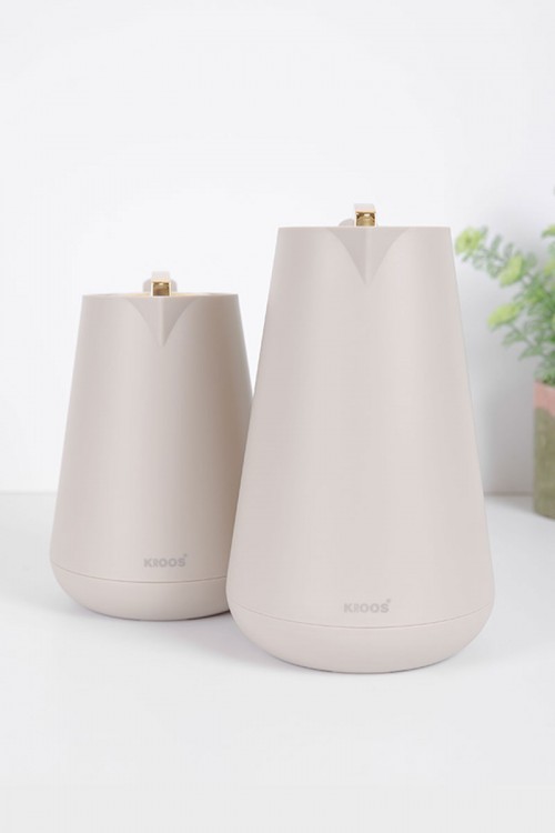 طقم 2 ترامس للقهوة و الشاي لون بيج فاتح بغطاء باللون الذهبي حافظ للحرارة و البرودة بسعة 1.5 لتر