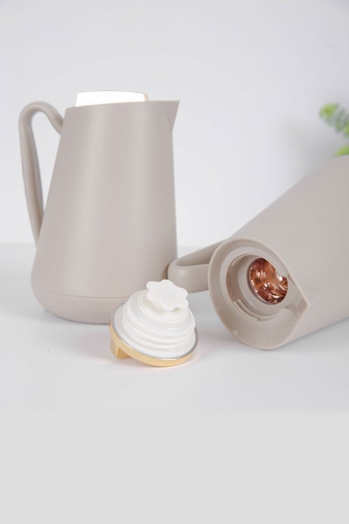 طقم 2 ترامس للقهوة و الشاي لون بيج فاتح بغطاء باللون الذهبي حافظ للحرارة و البرودة بسعة 1.5 لتر