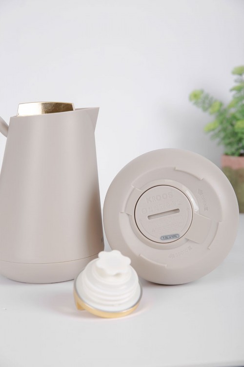 طقم 2 ترامس للقهوة و الشاي لون بيج فاتح بغطاء باللون الذهبي حافظ للحرارة و البرودة بسعة 1.5 لتر