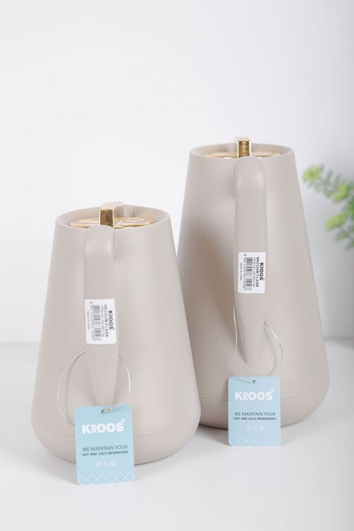 طقم 2 ترامس للقهوة و الشاي لون بيج فاتح بغطاء باللون الذهبي حافظ للحرارة و البرودة بسعة 1.5 لتر