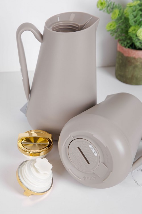 طقم 2 ترامس للقهوة و الشاي لون رمادي بغطاء باللون الذهبي حافظ للحرارة و البرودة بسعة 1.5 لتر