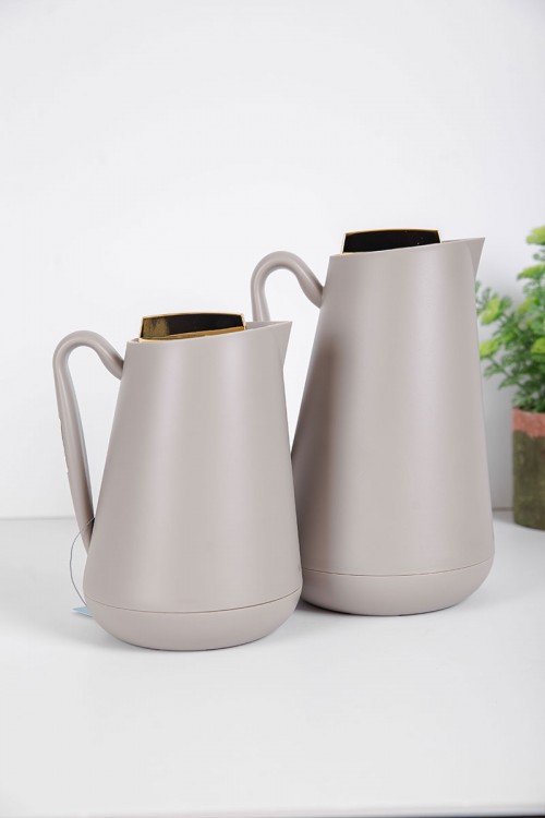 طقم 2 ترامس للقهوة و الشاي لون رمادي بغطاء باللون الذهبي حافظ للحرارة و البرودة بسعة 1.5 لتر