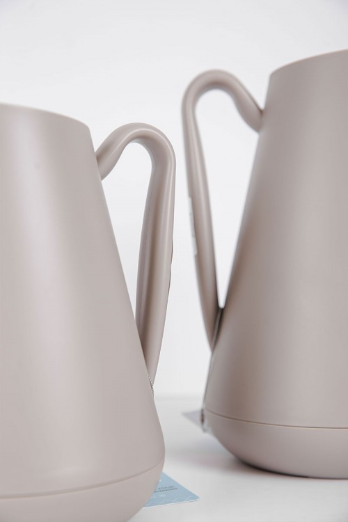 طقم 2 ترامس للقهوة و الشاي لون رمادي بغطاء باللون الذهبي حافظ للحرارة و البرودة بسعة 1.5 لتر