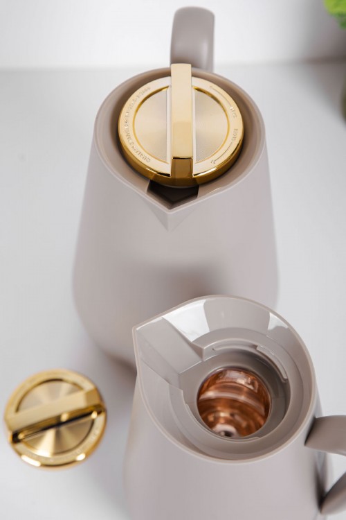 طقم 2 ترامس للقهوة و الشاي لون رمادي بغطاء باللون الذهبي حافظ للحرارة و البرودة بسعة 1.5 لتر