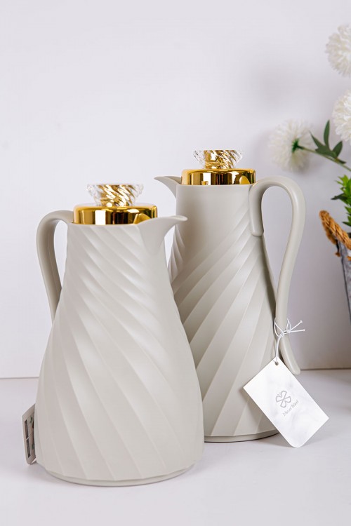 طقم 2 ترامس للقهوة و الشاي لون رمادي بغطاء باللون الذهبي حافظ للحرارة و البرودة بسعة 1.7 لتر