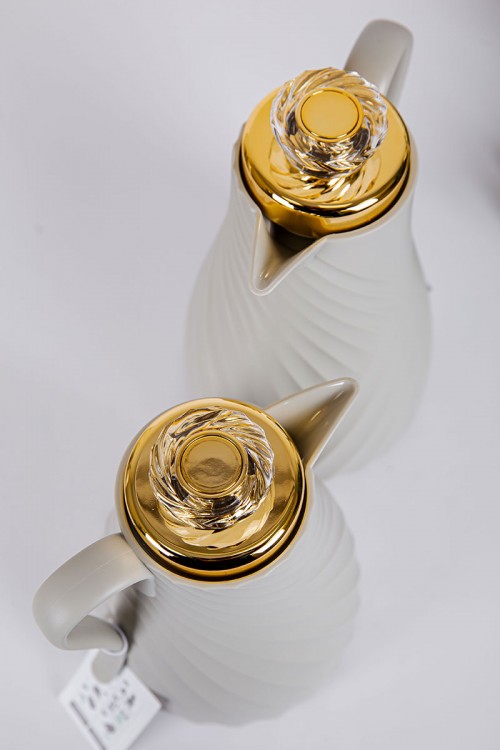 طقم 2 ترامس للقهوة و الشاي لون رمادي بغطاء باللون الذهبي حافظ للحرارة و البرودة بسعة 1.7 لتر