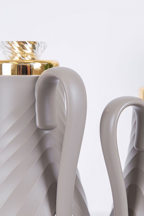 طقم 2 ترامس للقهوة و الشاي لون رصاصي بغطاء باللون الذهبي حافظ للحرارة و البرودة بسعة 1.7 لتر