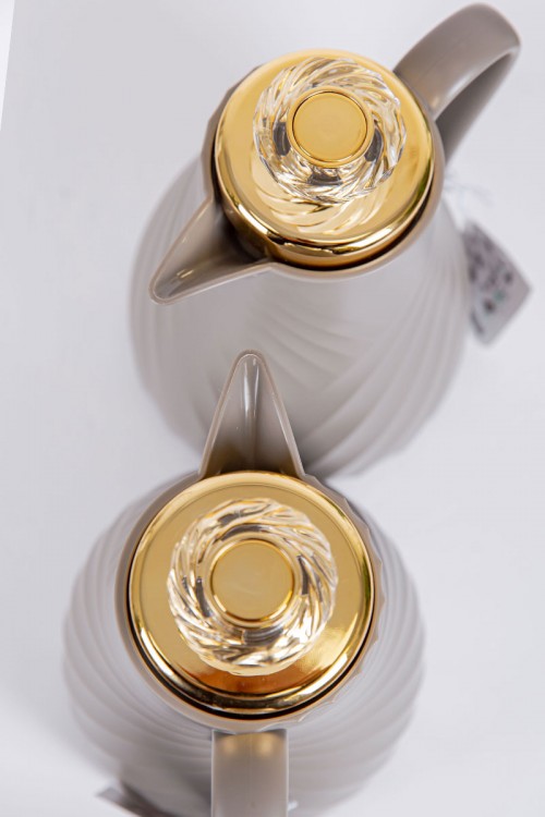 طقم 2 ترامس للقهوة و الشاي لون رصاصي بغطاء باللون الذهبي حافظ للحرارة و البرودة بسعة 1.7 لتر