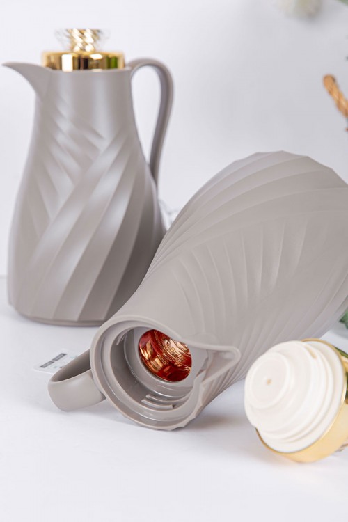 طقم 2 ترامس للقهوة و الشاي لون رصاصي بغطاء باللون الذهبي حافظ للحرارة و البرودة بسعة 1.7 لتر