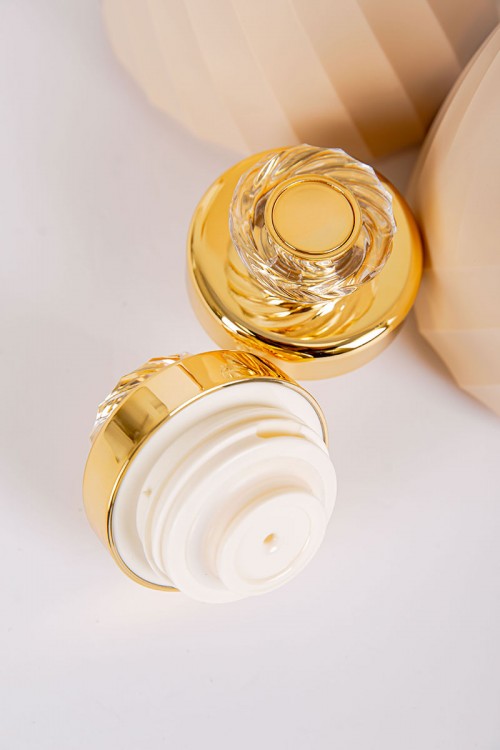 طقم 2 ترامس للقهوة و الشاي لون بيج بغطاء باللون الذهبي حافظ للحرارة و البرودة بسعة 1.7 لتر