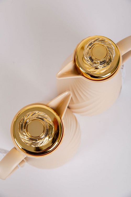 طقم 2 ترامس للقهوة و الشاي لون بيج بغطاء باللون الذهبي حافظ للحرارة و البرودة بسعة 1.7 لتر