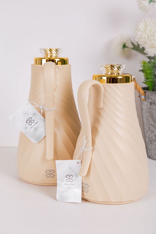 طقم 2 ترامس للقهوة و الشاي لون بيج بغطاء باللون الذهبي حافظ للحرارة و البرودة بسعة 1.7 لتر