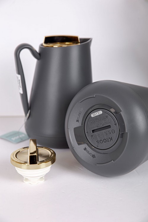 طقم 2 ترامس للقهوة و الشاي لون رصاصي بغطاء باللون الذهبي حافظ للحرارة و البرودة بسعة 1.5 لتر