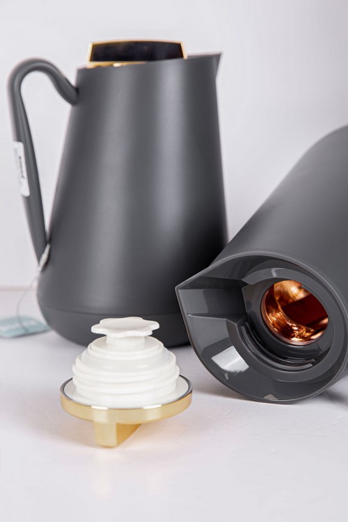 طقم 2 ترامس للقهوة و الشاي لون رصاصي بغطاء باللون الذهبي حافظ للحرارة و البرودة بسعة 1.5 لتر