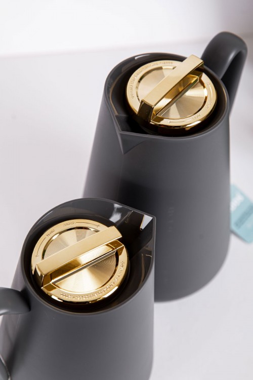 طقم 2 ترامس للقهوة و الشاي لون رصاصي بغطاء باللون الذهبي حافظ للحرارة و البرودة بسعة 1.5 لتر