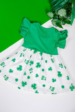 فستان بناتي لليوم الوطني السعودي لون أبيض و أخضر مزين بكتابات و زهور و بأكمام قصيرة 