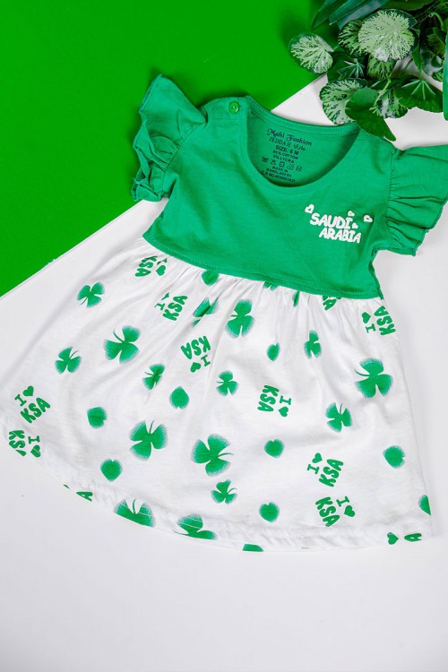 فستان بناتي لليوم الوطني السعودي لون أبيض و أخضر مزين بكتابات و زهور و بأكمام قصيرة