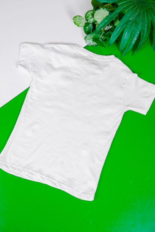 تيشيرت اليوم الوطني السعودي لون أبيض مزين بكتابات و رسومات من الأمام باللون الأخضر