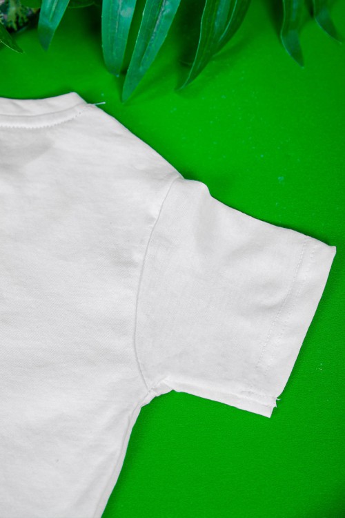 تيشيرت اليوم الوطني السعودي لون أبيض مزين بكتابات و رسومات من الأمام باللون الأخضر