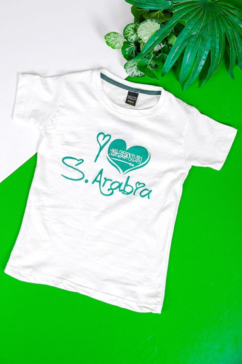 تيشيرت اليوم الوطني السعودي لون أبيض مزين بكتابات و رسومات من الأمام باللون الأخضر