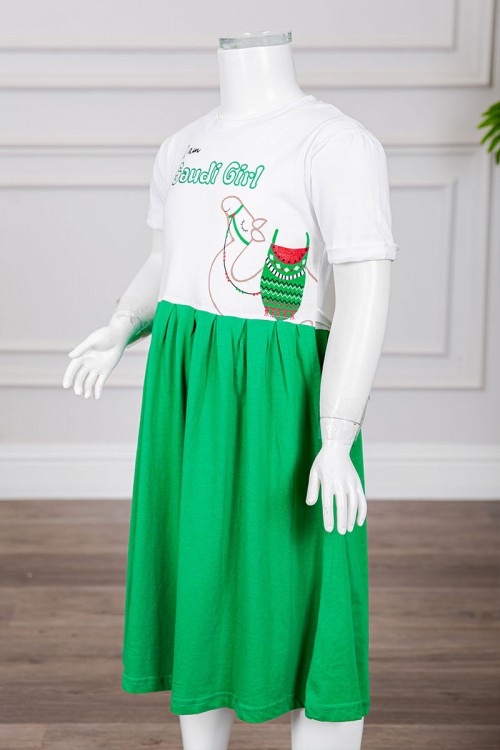 فستان بناتي لليوم الوطني السعودي لون أبيض و أخضر مزين بكتابات و رسومات من الأمام برباط في الخصر و بأكمام قصيرة