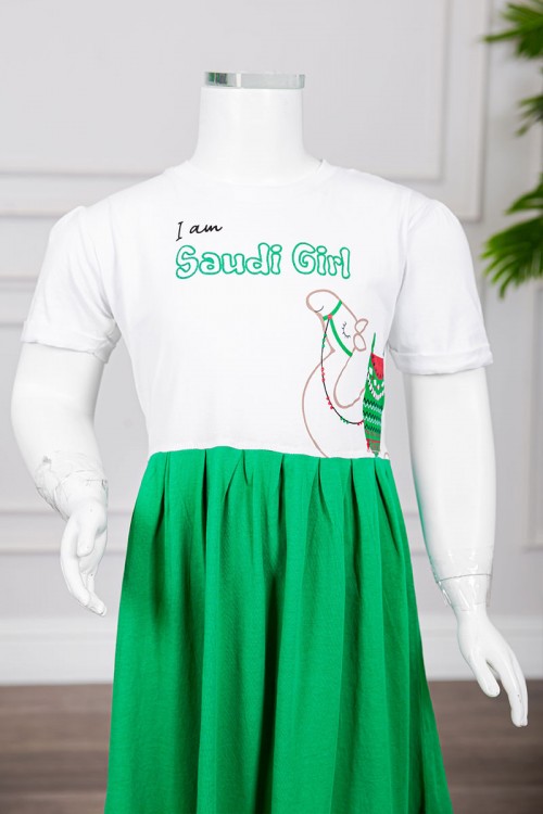 فستان بناتي لليوم الوطني السعودي لون أبيض و أخضر مزين بكتابات و رسومات من الأمام برباط في الخصر و بأكمام قصيرة
