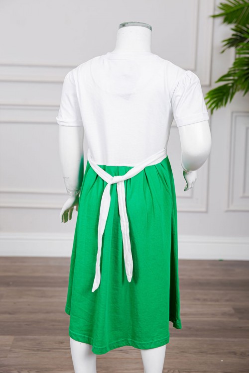 فستان بناتي لليوم الوطني السعودي لون أبيض و أخضر مزين بكتابات و رسومات من الأمام برباط في الخصر و بأكمام قصيرة