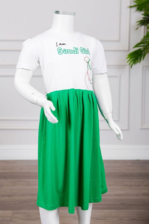 فستان بناتي لليوم الوطني السعودي لون أبيض و أخضر مزين بكتابات و رسومات من الأمام برباط في الخصر و بأكمام قصيرة