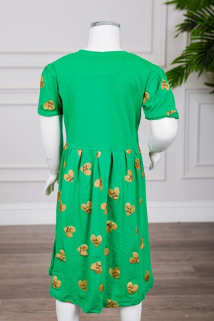 فستان بناتي لليوم الوطني السعودي لون أخضر مزين بكتابات و قلوب باللون الذهبي يأكمام قصيرة 