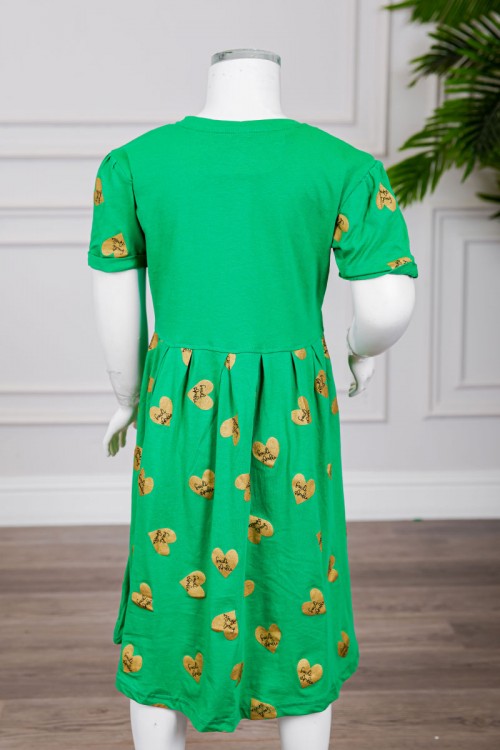 فستان بناتي لليوم الوطني السعودي لون أخضر مزين بكتابات و قلوب باللون الذهبي يأكمام قصيرة