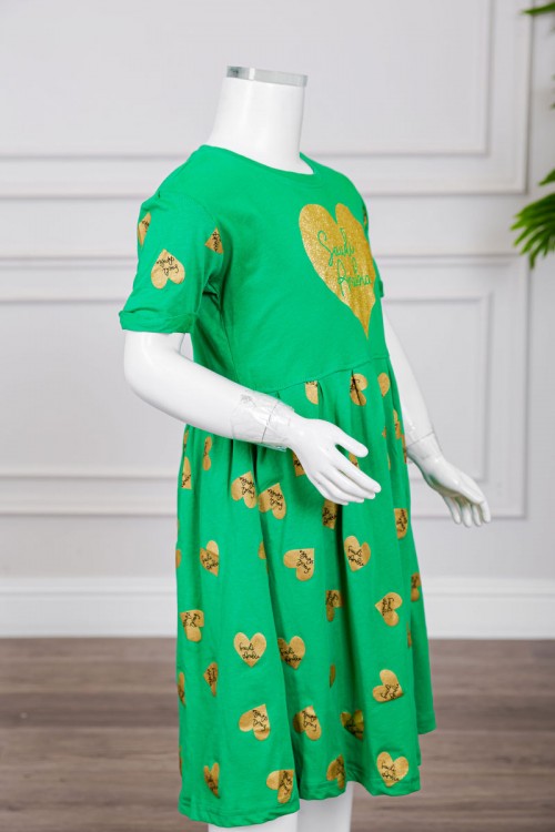 فستان بناتي لليوم الوطني السعودي لون أخضر مزين بكتابات و قلوب باللون الذهبي يأكمام قصيرة