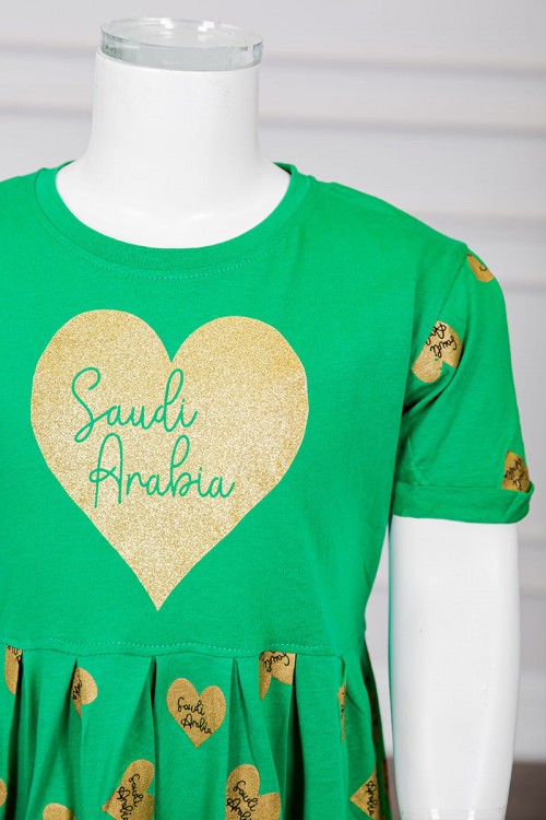 فستان بناتي لليوم الوطني السعودي لون أخضر مزين بكتابات و قلوب باللون الذهبي يأكمام قصيرة