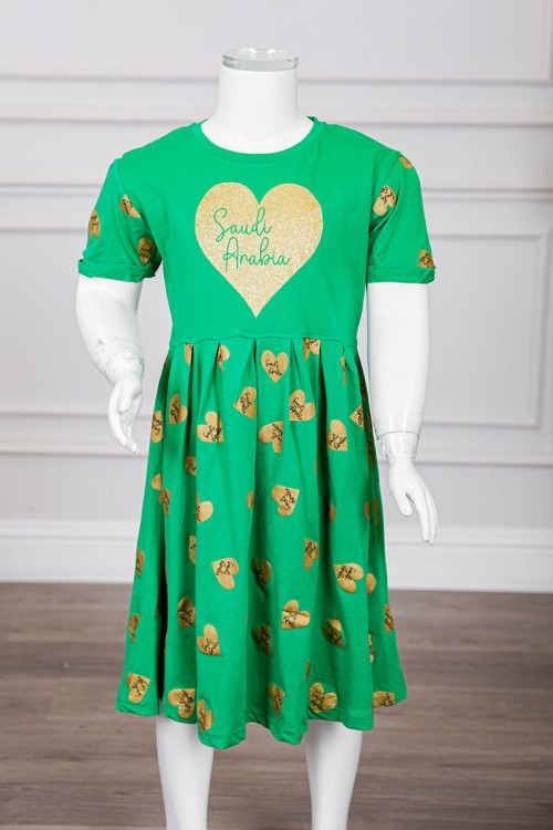 فستان بناتي لليوم الوطني السعودي لون أخضر مزين بكتابات و قلوب باللون الذهبي يأكمام قصيرة