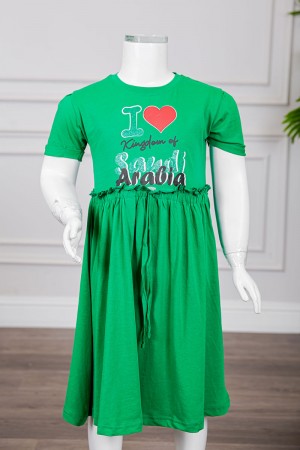 فستان بناتي لليوم الوطني السعودي لون أخضر مزين بكتابات و رسومات من الأمام برباط في الخصر و أكمام قصيرة 