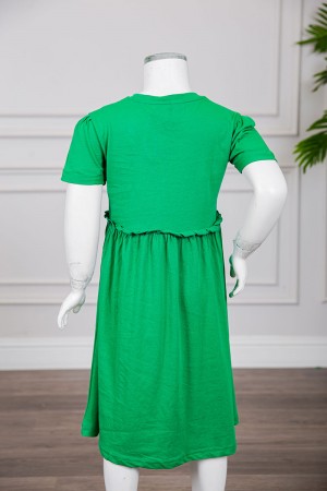 فستان بناتي لليوم الوطني السعودي لون أخضر مزين بكتابات و رسومات من الأمام برباط في الخصر و أكمام قصيرة 