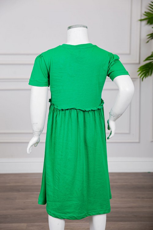 فستان بناتي لليوم الوطني السعودي لون أخضر مزين بكتابات و رسومات من الأمام برباط في الخصر و أكمام قصيرة