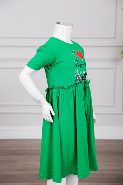 فستان بناتي لليوم الوطني السعودي لون أخضر مزين بكتابات و رسومات من الأمام برباط في الخصر و أكمام قصيرة